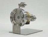 左:小型マイクロ波イオン源 EMIS-111Q