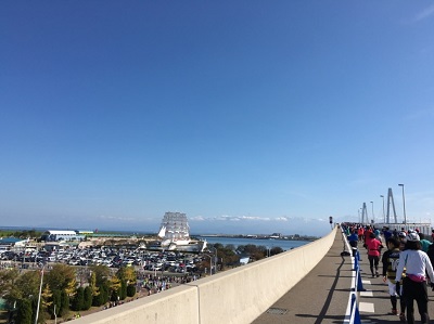 新湊大橋から望む立山連峰と海王丸
