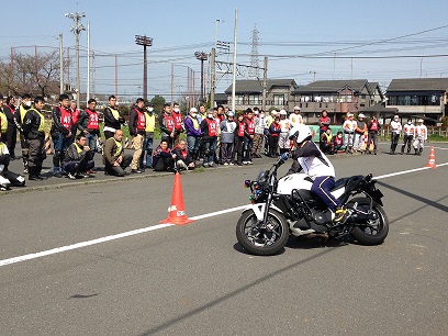 二輪車実技教室の練習風景