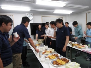 おいしい手料理を前に会話も弾みます